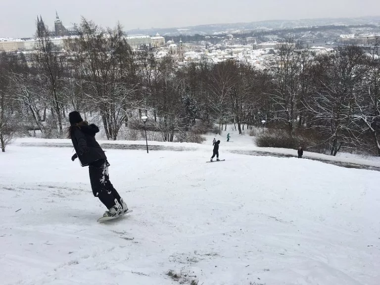 Město zřejmě zruší zákaz bobování na Petříně. Vznikne nový skiareál?