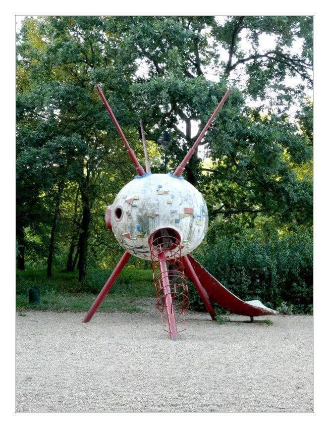 Legendární dětská atrakce Sputnik stála od 1960 do 2009 ve Stromovce.