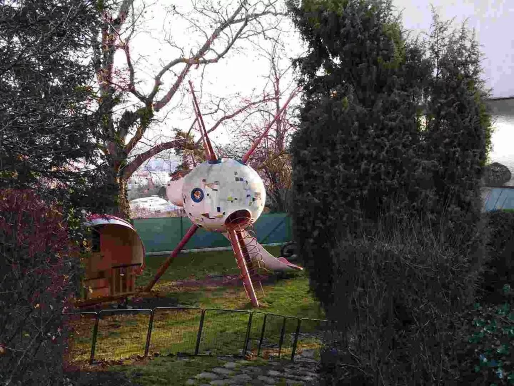 Legendární prolézačka Sputnik dnes stojí na soukromém pozemku - na zahradě jedné vily v Babě.