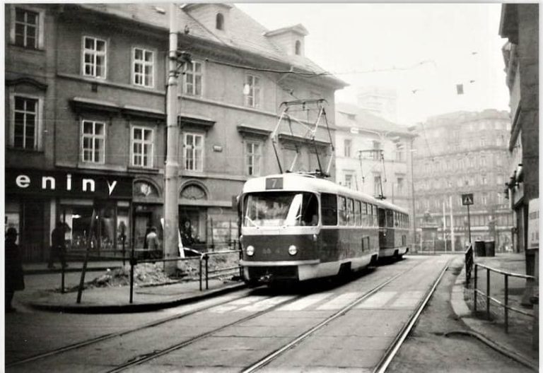 Historická fotografie. Po Jungmannově náměstí drnčela tramvaj