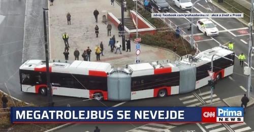 Megatrolejbus s lidmi! Řidiči ho mají v paži