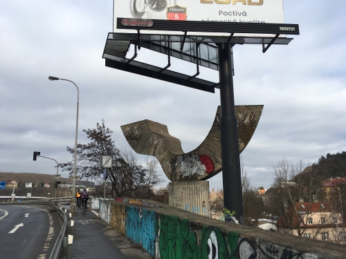 Barrandovský most čeká na svou Rovnováhu. Snad se zbaví billboardu