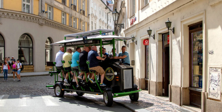 Praha jde stejnou cestou jako Amsterdam. Pivní vozítka, atrakce pro opilé turisty, se nevrátí