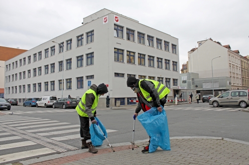 V Praze 7 pomáhají uklízet lidé bez domova