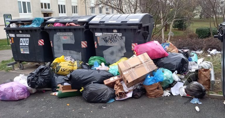 Město má problém s odpadky. Lidé jsou naštvaní