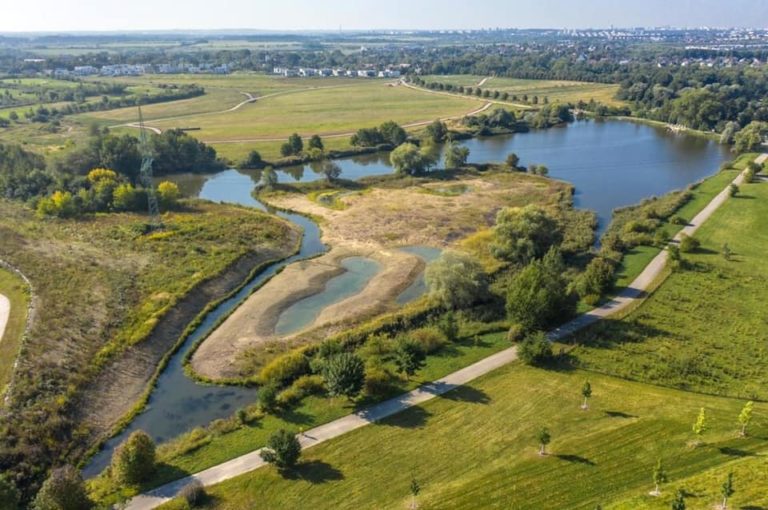 Nový park v Dolních Počernicích. Dá se sem dojet na kole