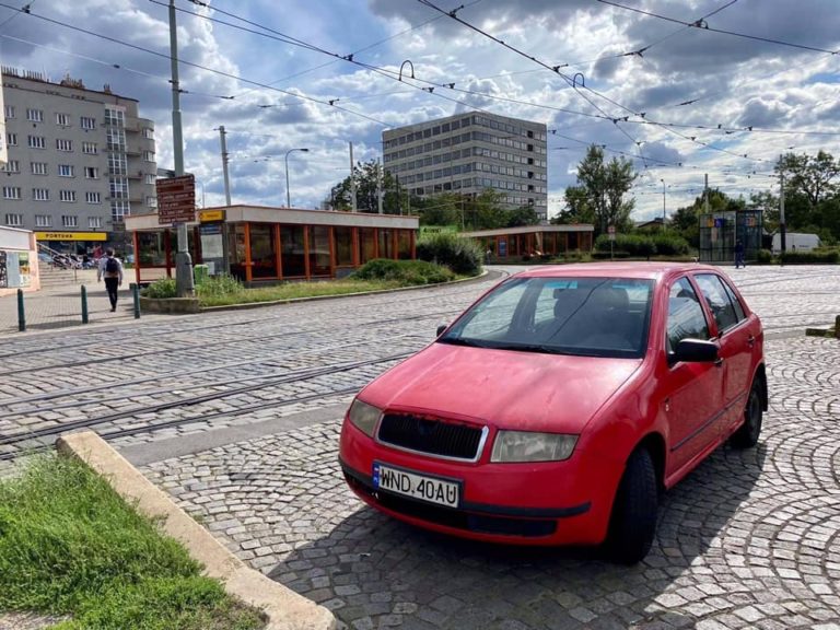 Cizincům se ulomilo kolo, od auta utekli. Trvalo dva měsíce, než ho Praha odtáhla