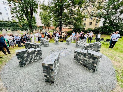 Rozřezané židovské náhrobky, které byly dlažbou na Václaváku, se vrátily zpět