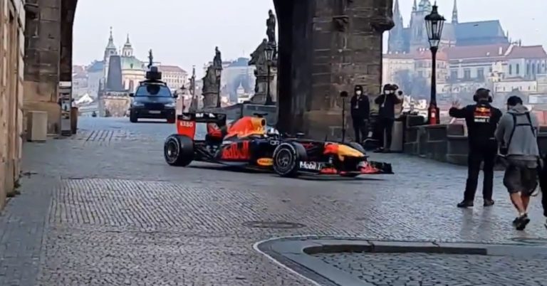 Falešného vrchního s hadrákem v centru vystřídala formule. O divokém stroji na mostě Praha nevěděla