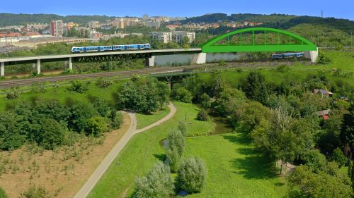 Železniční mosty v jednom z nejmalebnějších pražských zákoutí. Lidé jsou proti