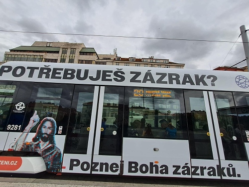 Tramvaj s Ježíšem. Reklama je na církev, která oddala Ortela