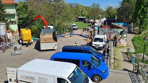 Malostraňákům vadí komercionalizace místních parků. U Kampy je čekalo auto i s hadicí