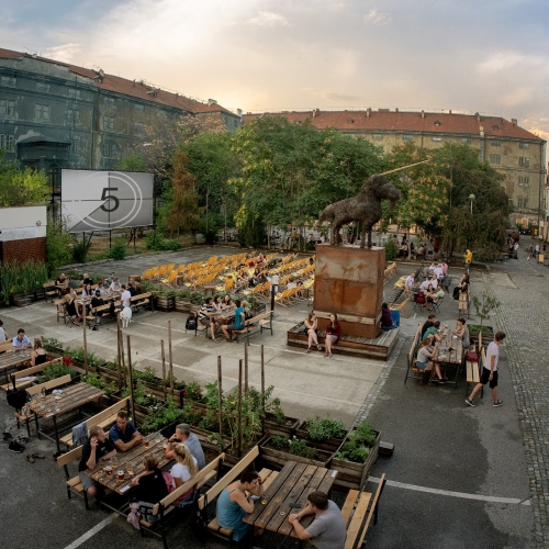 Směna pozemků. Praha chce od státu získat zámek Veleslavín nebo Kasárna Karlín