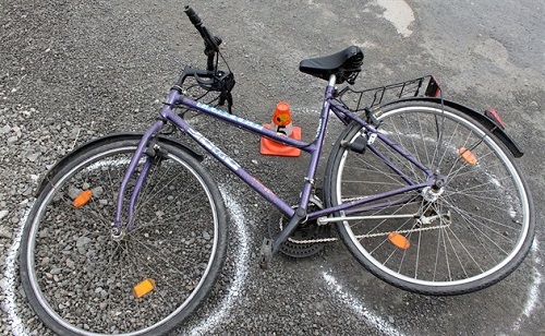 Cyklista se motal ze strany na stranu. „Baví mě to,“ řekl strážníkům