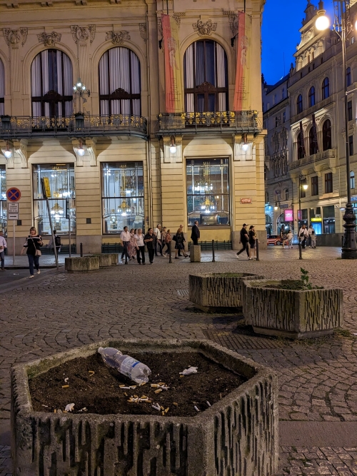 Brutalistní květináče. Fungují jako blok dopravě a kvetou tam odpadky