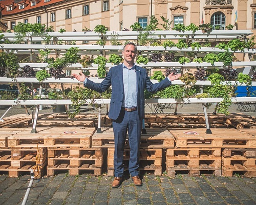 Hřib se pochlubil hydroponickou farmou. V Dejvicích ale skončila jako suchý nebožák