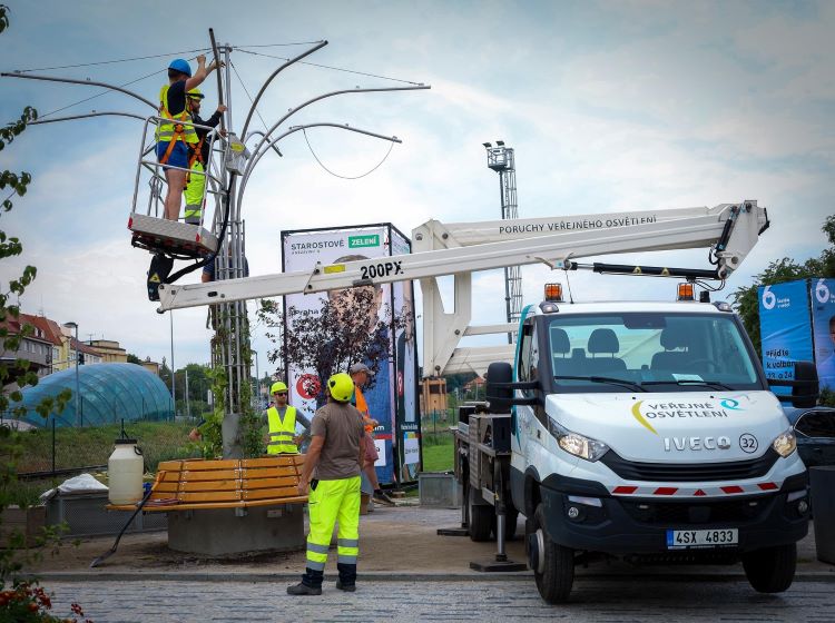 Unikátní lampy připomínají strom. Za pár měsíců se po nich budou plazit skutečné rostliny