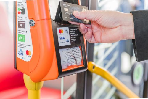 Stejně jako v tramvaji. Už i v autobusech lze platit platební kartou