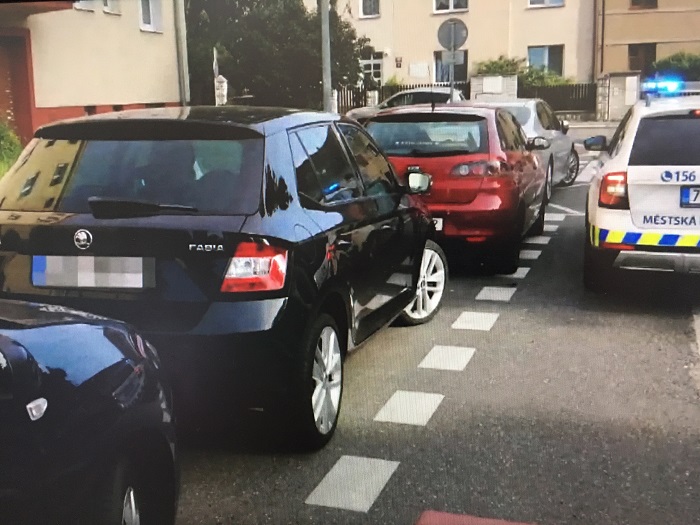 „Stejně ji mám rád“ řekl strážníkům manžel ženy, která zaparkovala a nevypnula motor