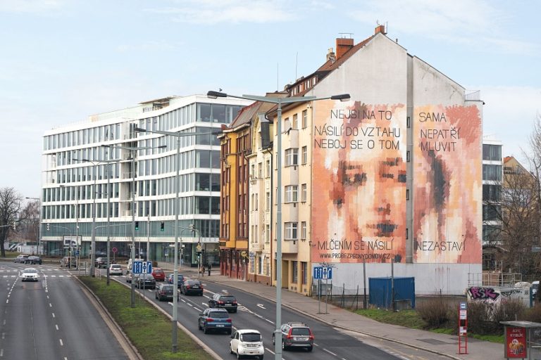 Místo obří reklamy nový mural. Upozorňuje na domácí násilí