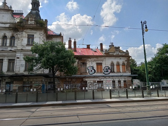 Dírou ve střeše památkově chráněného nádraží Vyšehrad teče