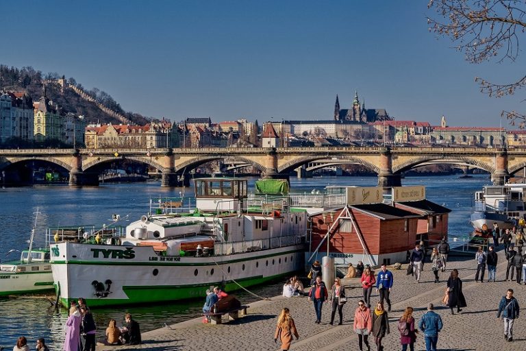 Počasí vylákalo v pátek stovky lidí bez respirátorů na náplavky