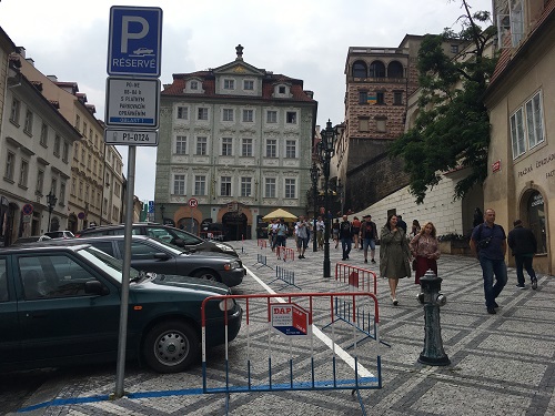 Praha 1 rozšířila pod Pražským hradem parkovací místa