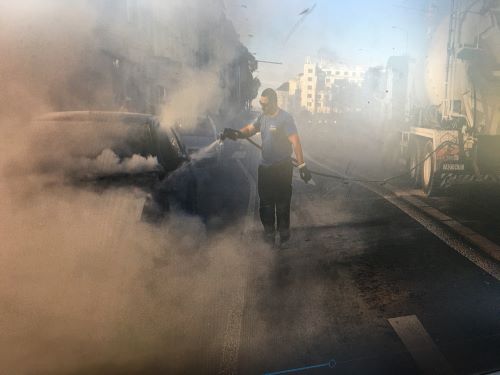 Hořelo auto, zasáhl muž s míchačkou na beton