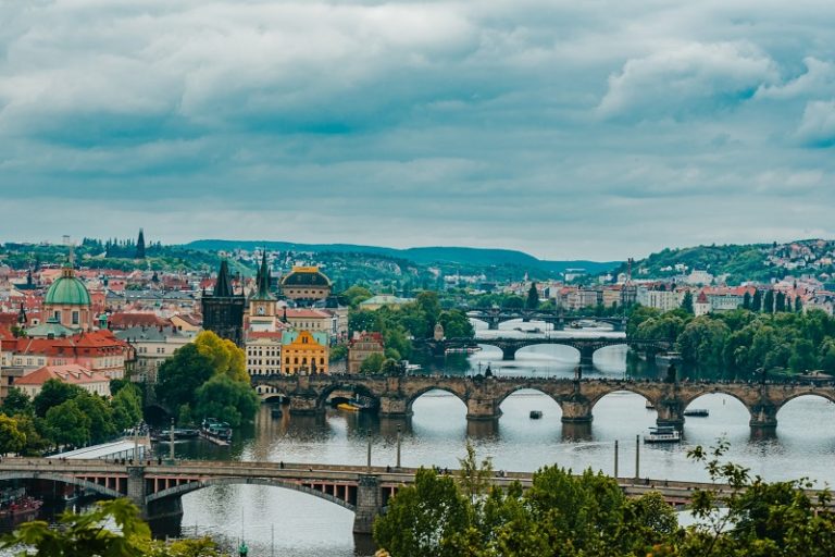 Noc za turistu. V Praze 0,81 eura, ve Vídni 2,11 eur. Město zvýší poplatky