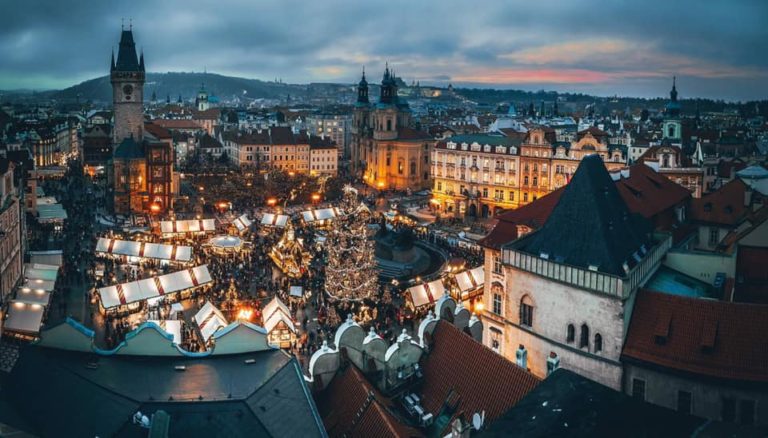 Zažije letos Praha tradiční Vánoce? Možná se rozsvítí jen strom