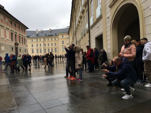 Pražským hradem. I s kaňkami