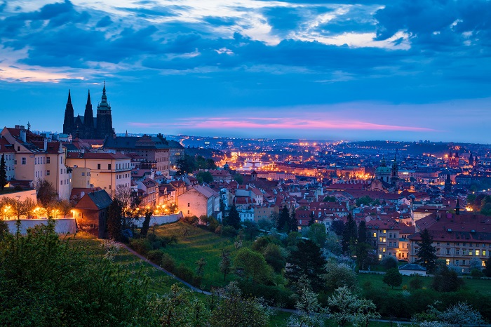 Počet obyvatel Prahy dlouhodobě narůstá. Hlavní město láká mladé i cizince