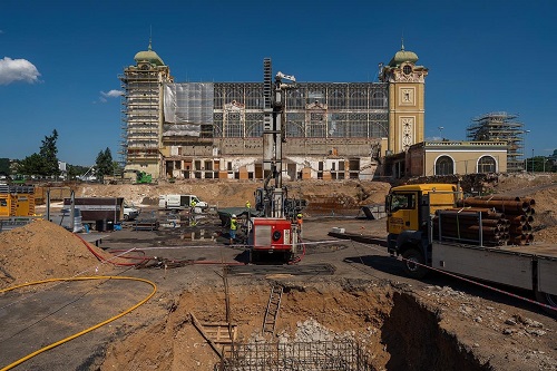 Vrty pro tepelná čerpadla pro Průmyslový palác. Dohromady budou v hloubce Mariánského příkopu