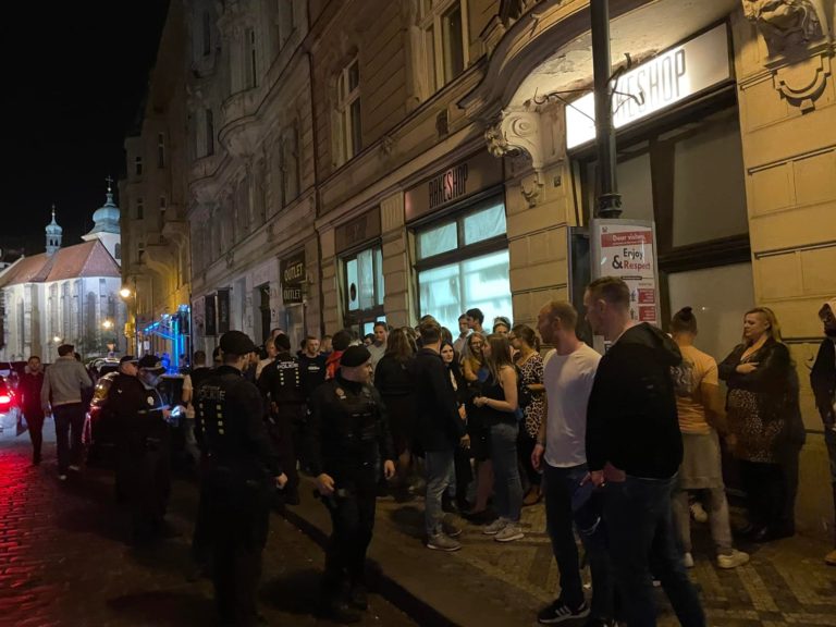 Byznys pub crawls, který nad ránem budí lidi v centru, zase kvete