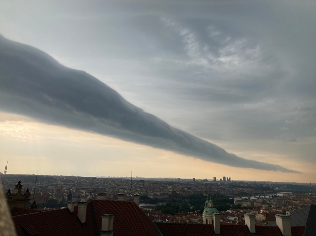 Vzácný jev nad městem. Tohle je roll cloud!