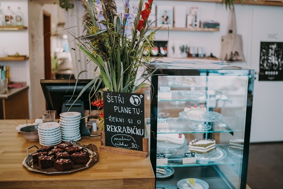 České restaurace, bistra nebo fast foody ročně vyhodí 27 tisíc tun potravin