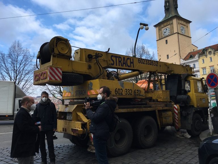 Místo starosty přijel jeřáb