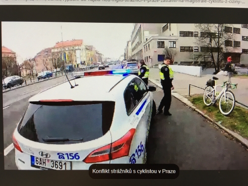 Vypadni do hajzlu, nou ingliš! Strážníci si podali cyklistu