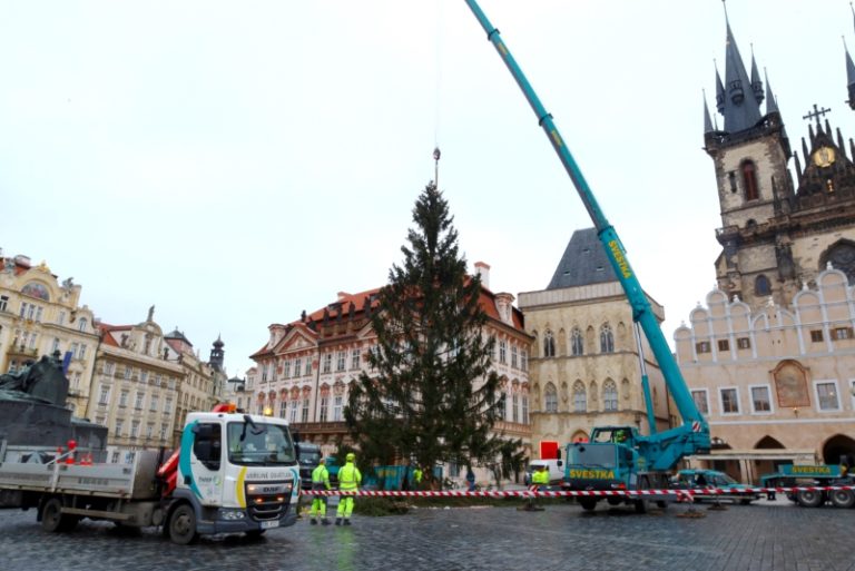 Sundání 280 ozdob a řetězu, který měří šest kilometrů, trvá dva dny