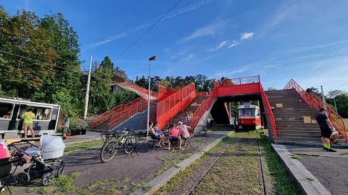 Dříve zanedbaná tramvajová smyčka Dlabačov nabízí akce i letní drinky