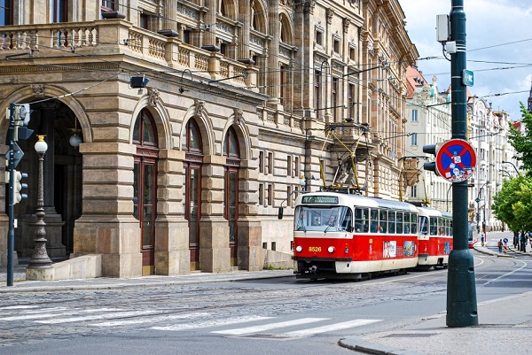 Služeb půjčoven aut, koloběžek a kol začíná využívat čím dál tím víc lidí