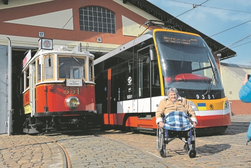 Energická babička se vrátila do kabiny tramvaje