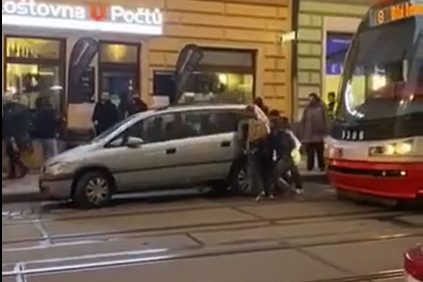 Frajeři na policii nečekali a auto z kolejí posunuli sami