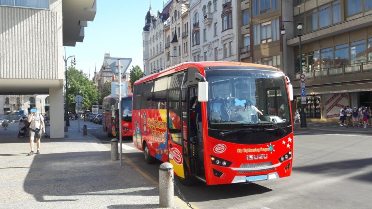 Čoudění autobusů pro turisty končí. Obtěžovat přestanou i deštníkáři