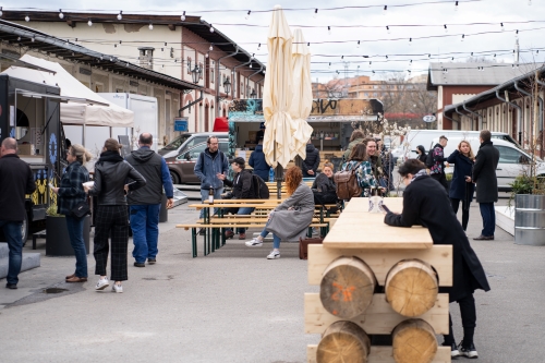 V tržnici vaří ukrajinské speciality lidé prchající před válkou