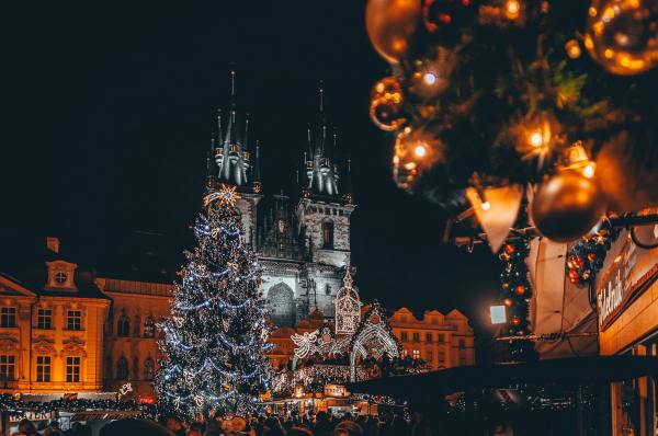 Nechte na vánočních trzích alespoň stánkaře s ozdobami, apeluje město na stát