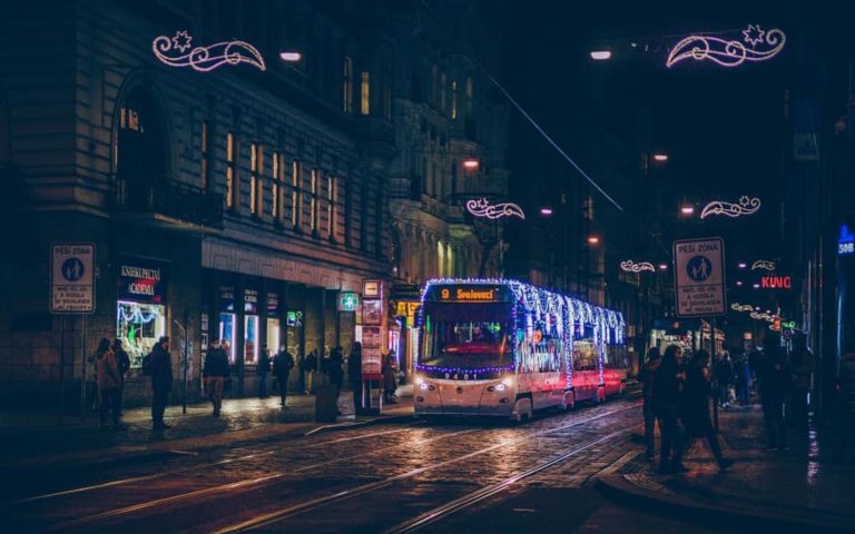 Vánoční tramvaje se svítícími anděly už brázdí ulice