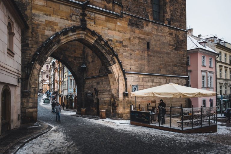 Pódia, fólie a reklamy. Z centra zmizí nevzhledné zahrádky restaurací