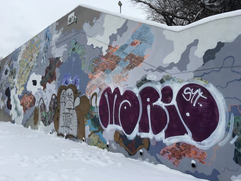 Zničený mural art na Vltavské. „New year, new me,“ vzkázal vandal tvůrcům